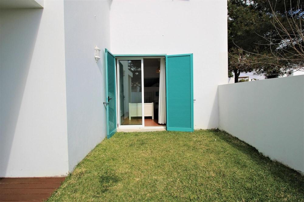 Prainha Algarve Villa With Pool by Homing Room