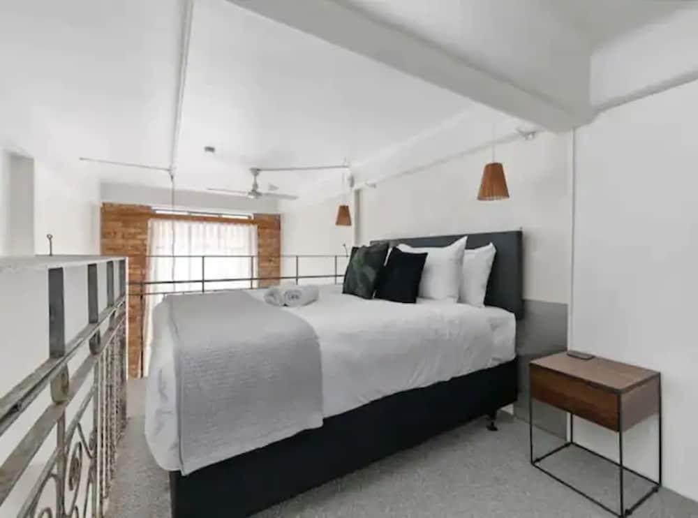 Stylish Loft Apt in CBD w/ King Bed I Zodiak Stays Room