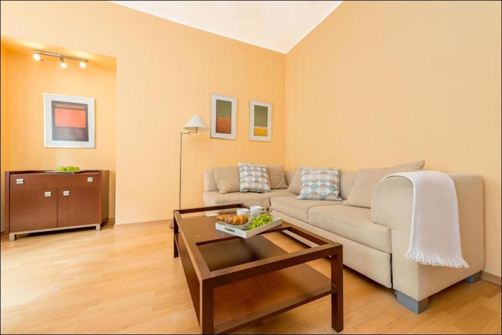 شقق بي آند أو بيونا أخرى