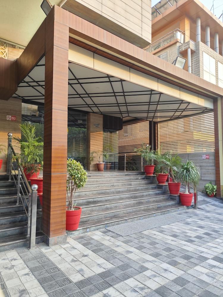 Pinnacle by Click Hotels, Lucknow Exterior