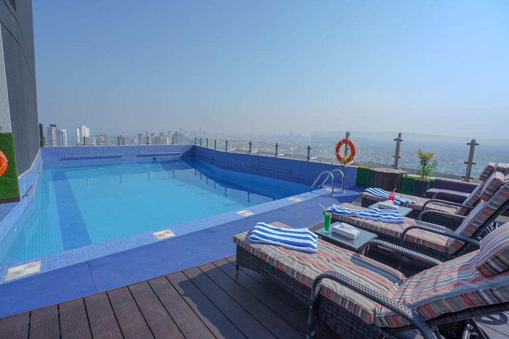 رامادا إنكور ويندام الكويت داون تاون حمام سباحة على السطح