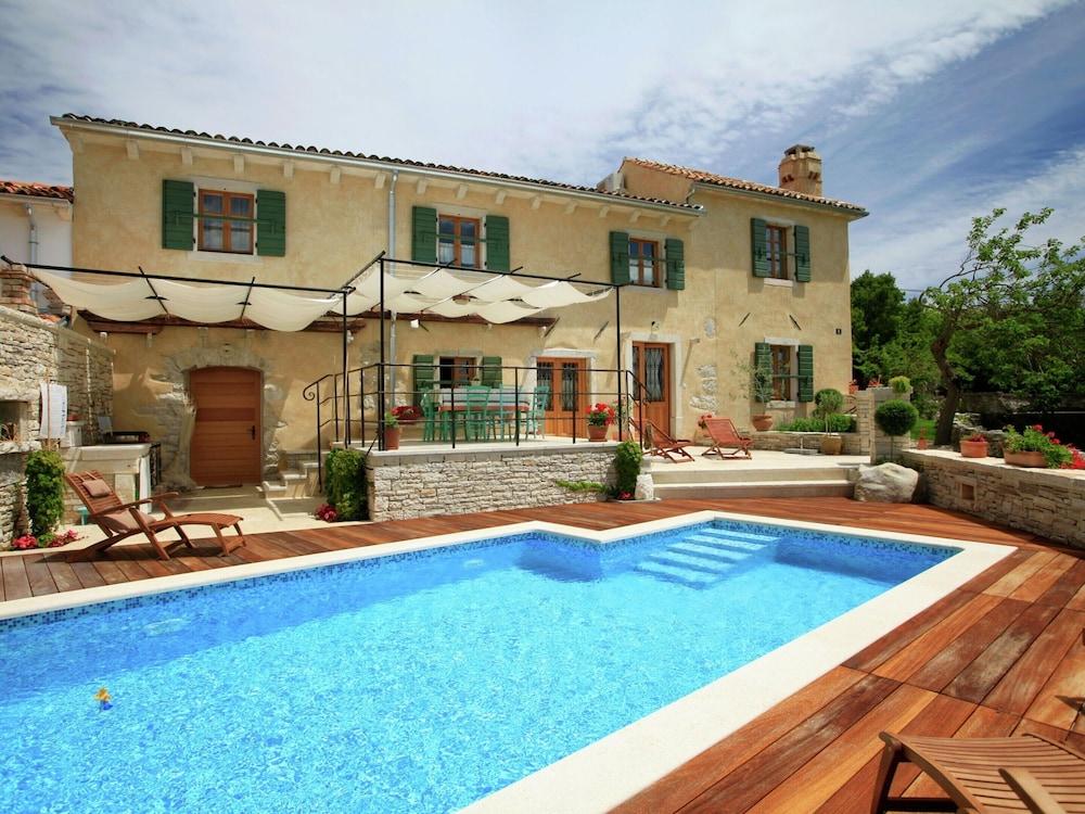 Authentic Holiday Home in Barban With Swimming Pool Exterior