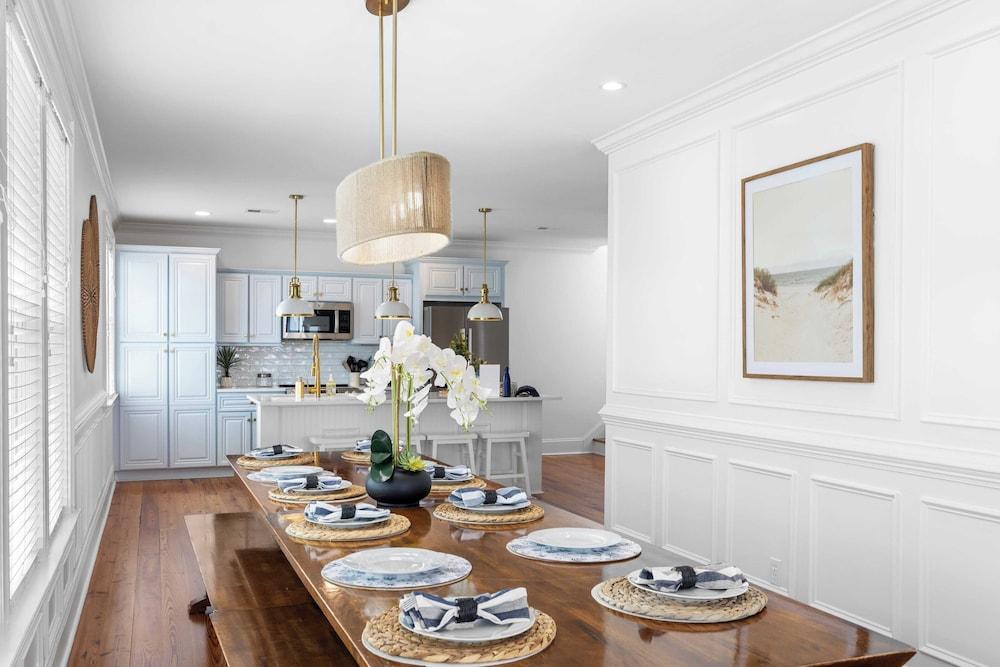 1 Block to Beach, Newly Renovated 6bdr w/ Rooftop Views Sand Dune by Avantstay Interior