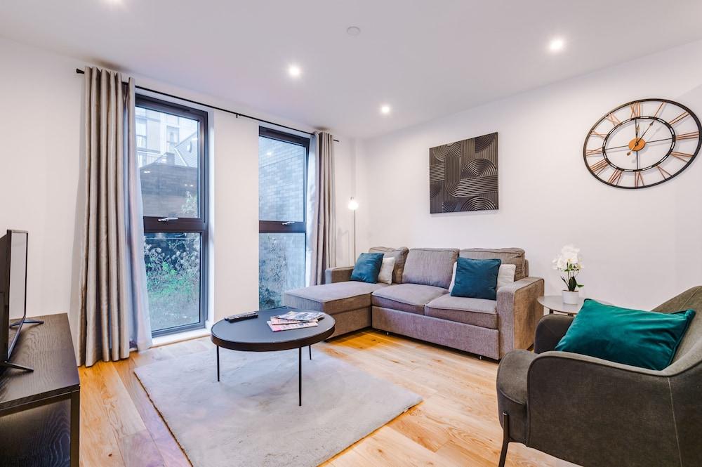 Skeek Groundfloor Apartment with Wine Fridge