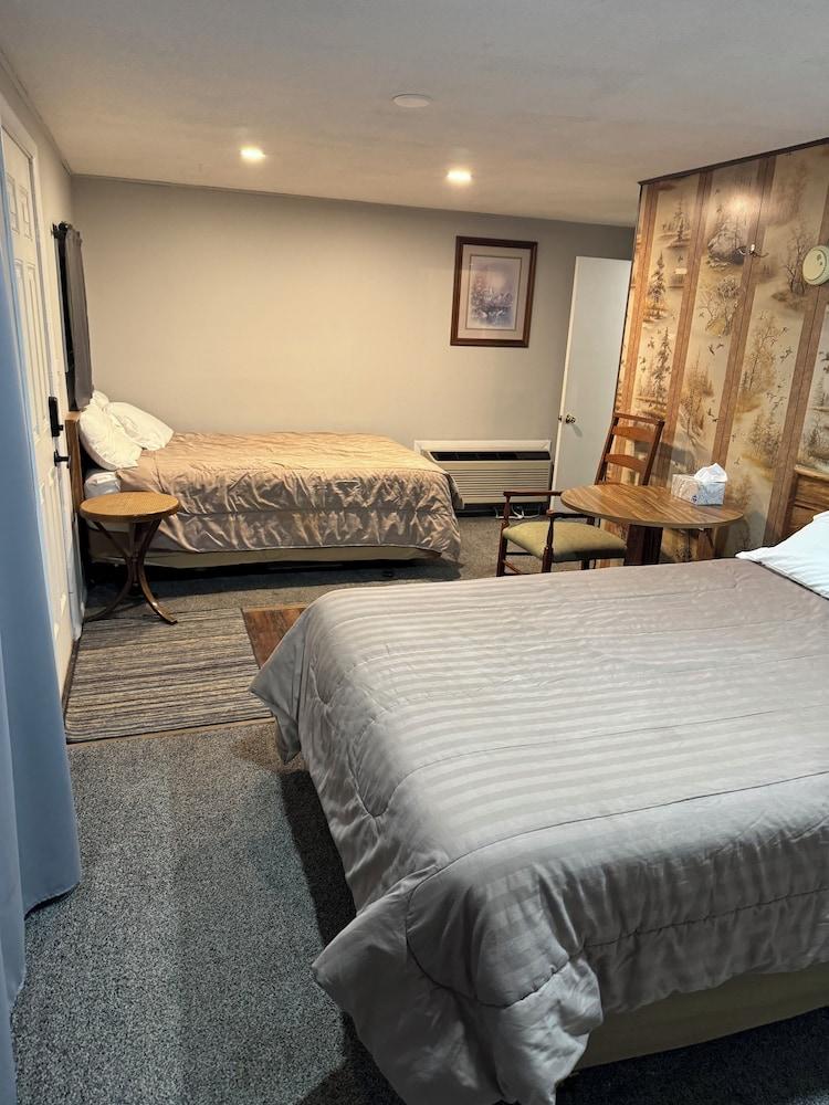 Fins and Feathers Lodge Room