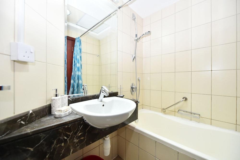 DJ - Bright spacious Studio in JLT Bathroom