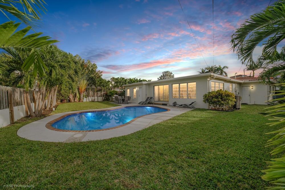 يونيك لاكوريوس هاوس برايت آند أيري 4 ب ار