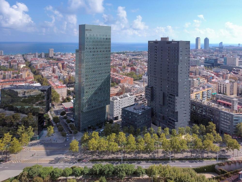 ذا ليفيل آت ميليا بارسيلونا سكاي الصورة الأساسية