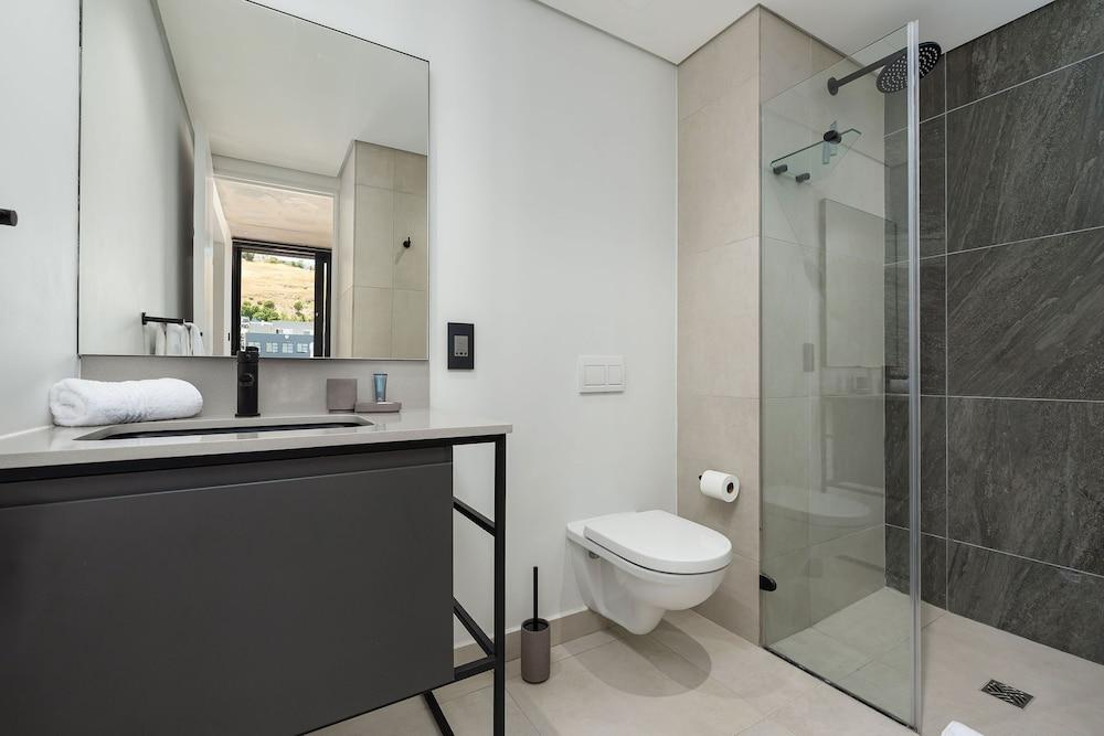 The Signature 414 Bathroom