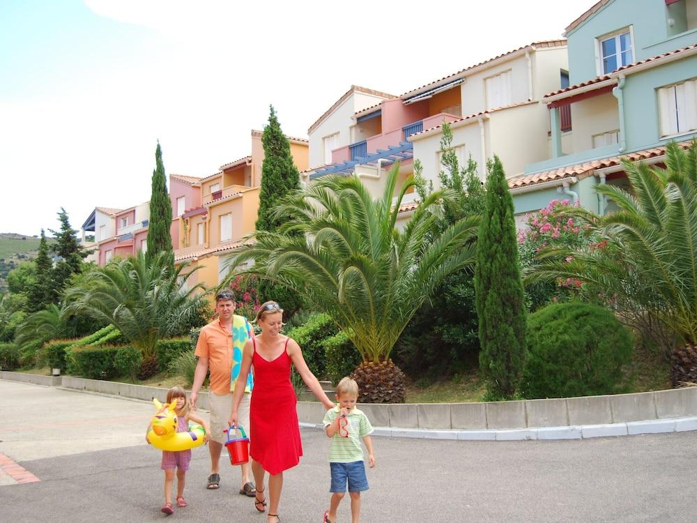 كولورفول أبارتمنت ويذ بالكوني أور تيراس 500إي فروم ذا سي المنطقة الخارجية