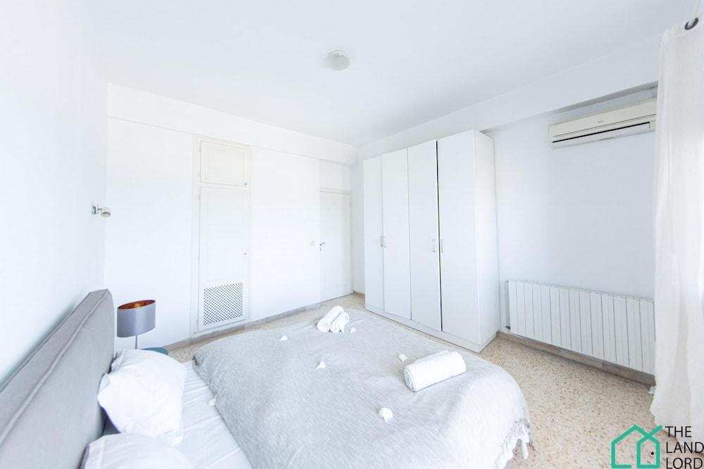 The Perfect View 2bds apt in Heart of Marsa Plage Room