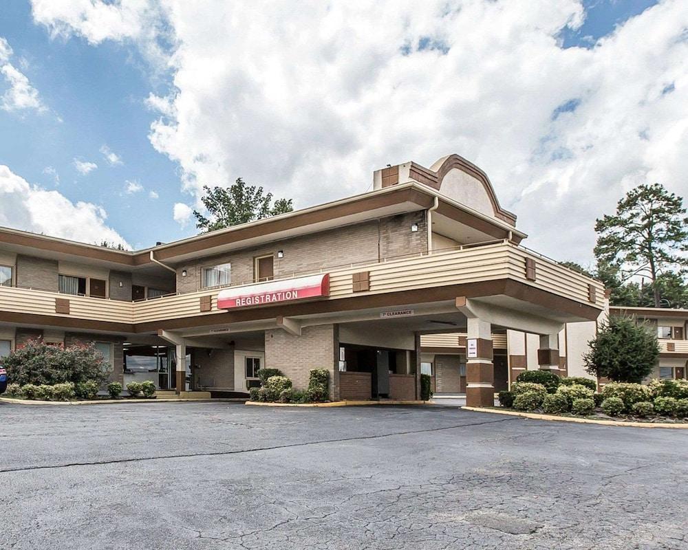Econo Lodge Macon Featured Image