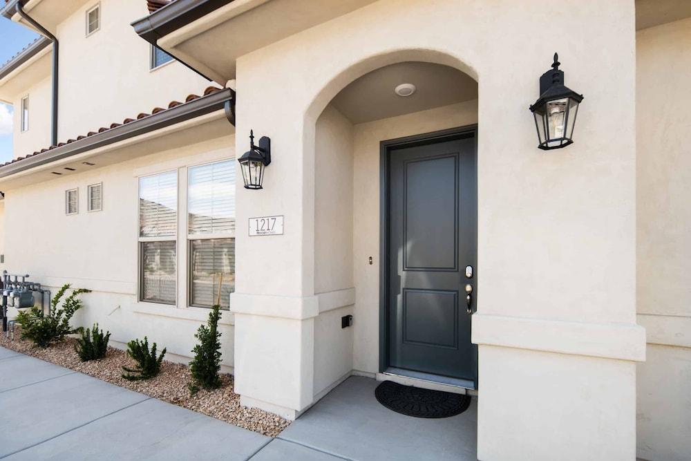 Sunnyslope 2 by RedAwning Exterior