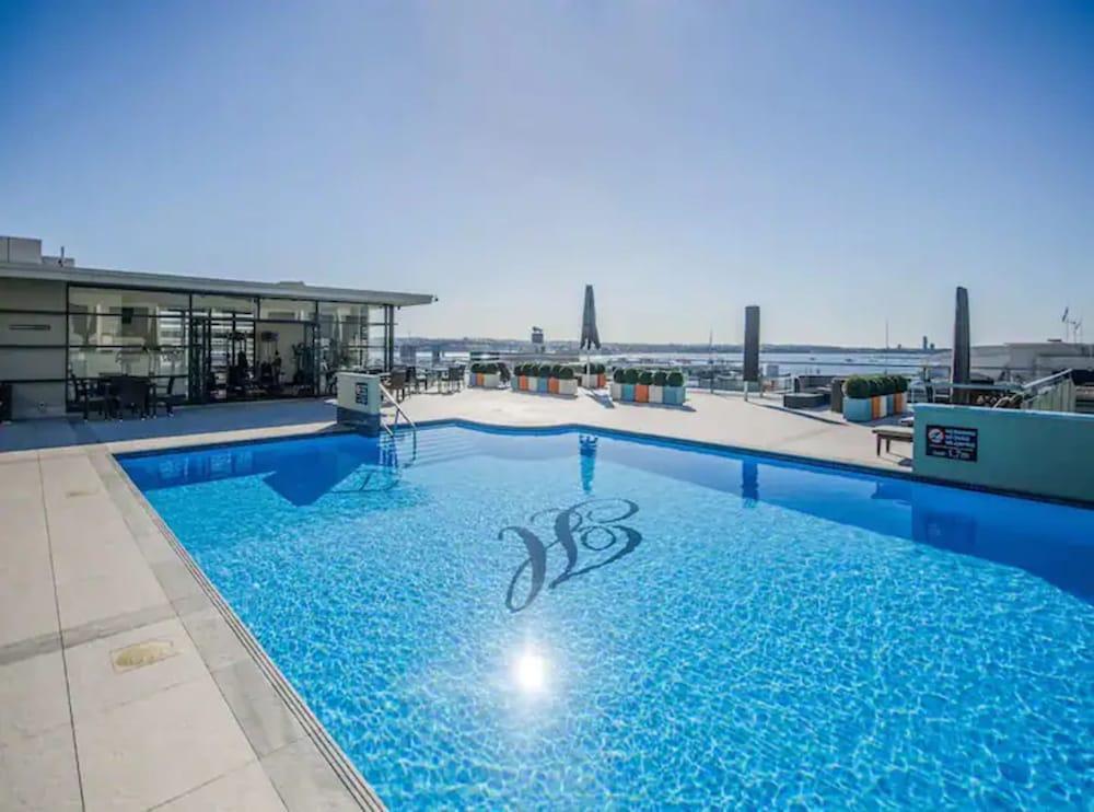 Spacious 1BR Apt Parking+Gym+Pool Zodiak Stays Waterslide
