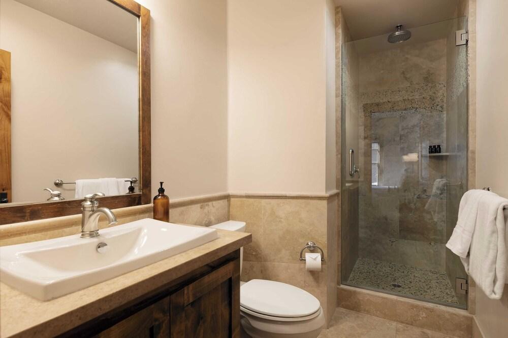 Atkinson by Avantstay Lake Front Home w/ Stunning Views in Tahoe Vista! Interior