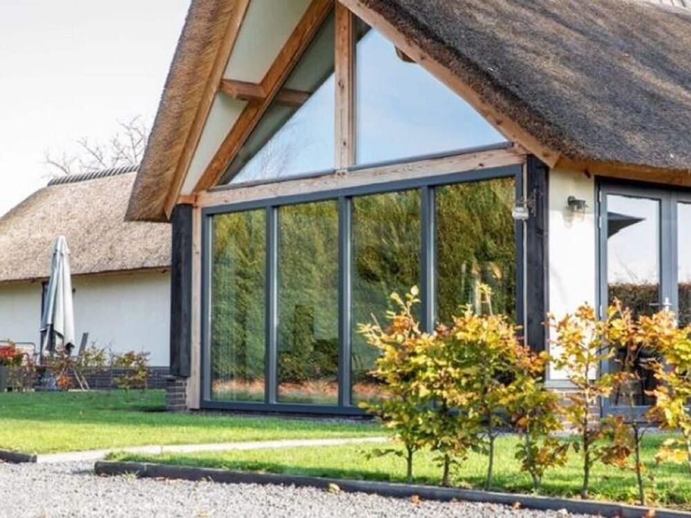 مودرن كوتيدج سورونديد باي نيتشر المنطقة الخارجية