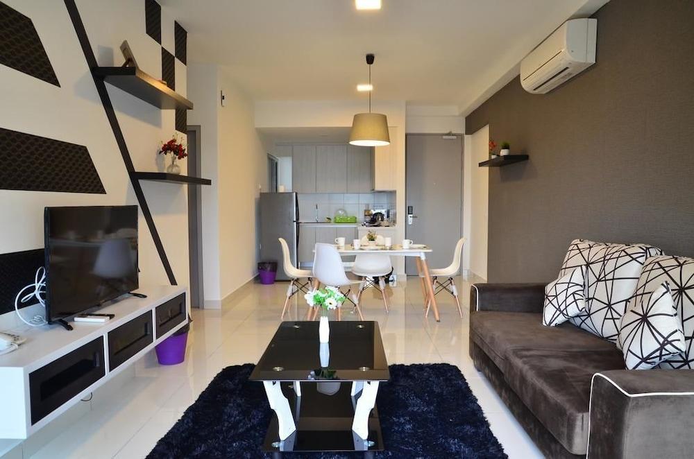 1Tebrau Premium Suites by 12stay