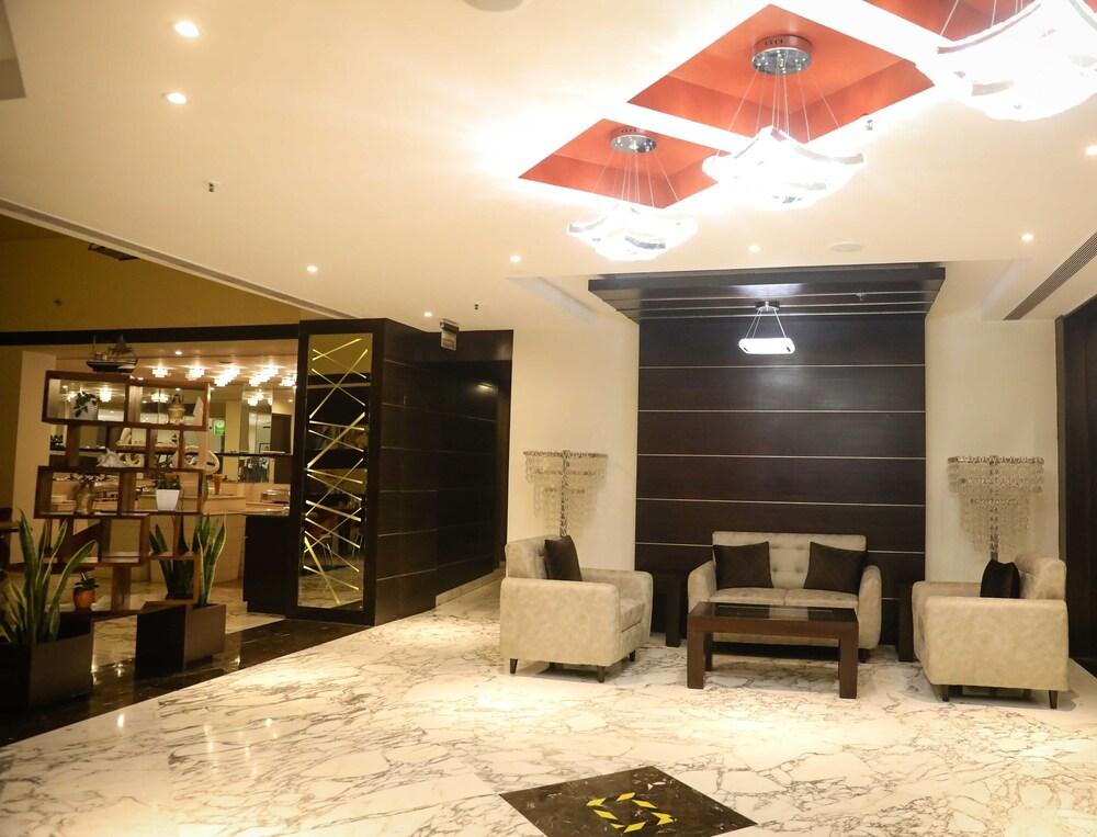 DS Clarks Inn Gurgaon Lobby