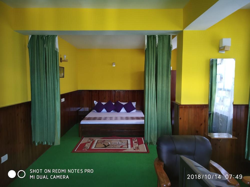 Hotel Pine Crest