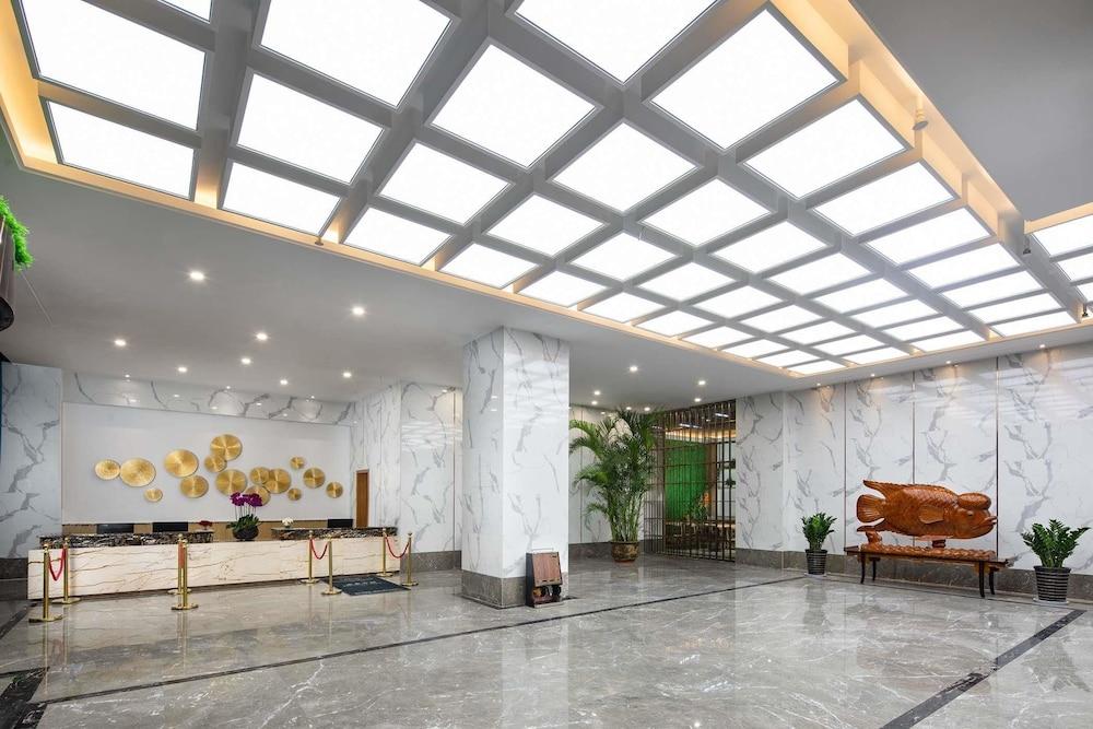 Ramada Encore Wyndham Linyi Lobby