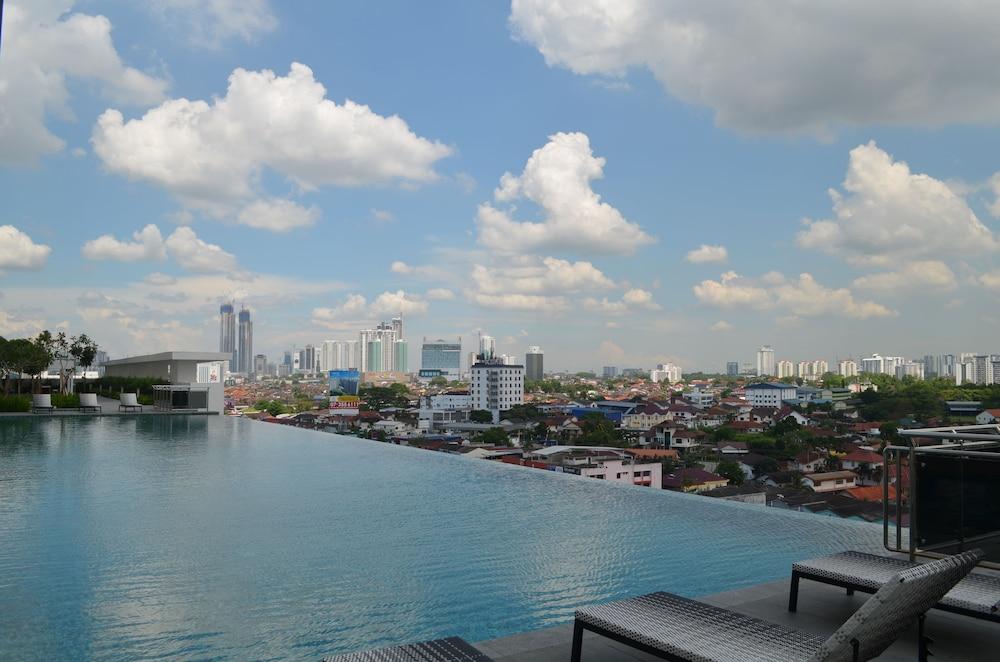 1 Tebrau Suites by Subhome Infinity Pool