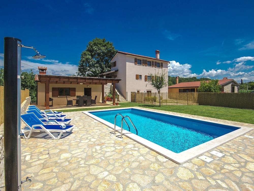 Beautiful Holiday Home, in the Green Inland, 20 Minutes Drive to the Coast