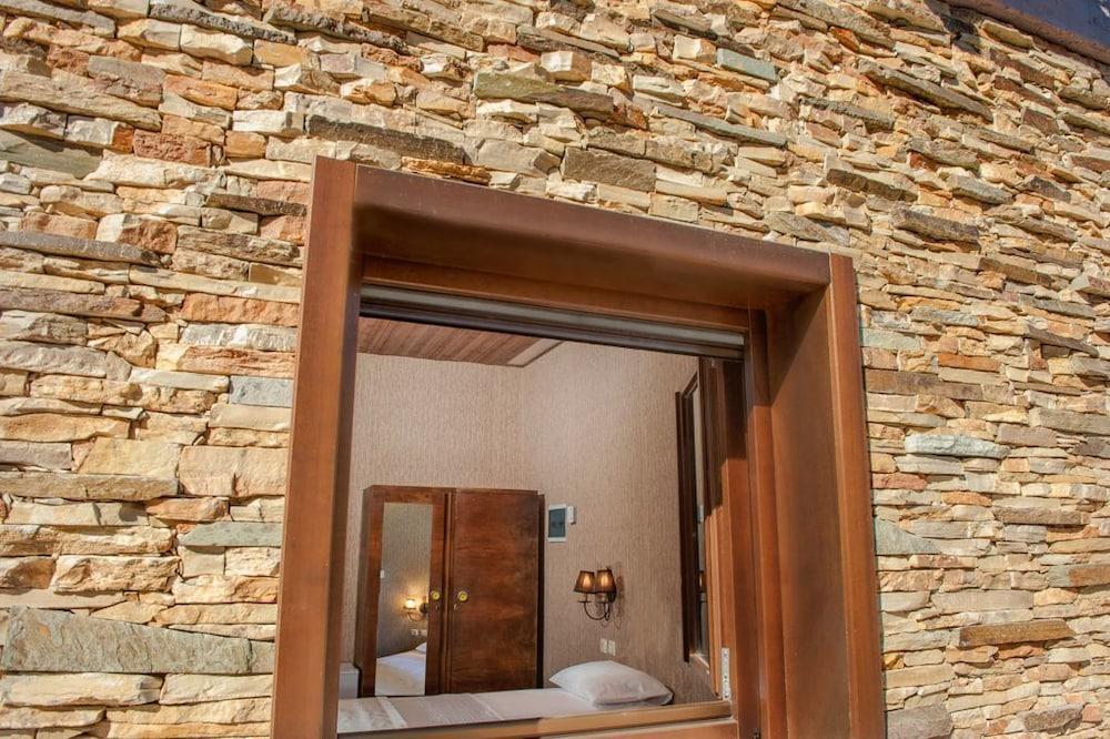 Polys Guest House Room