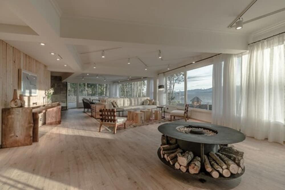 أجيلا مورا سويتس آند سبا