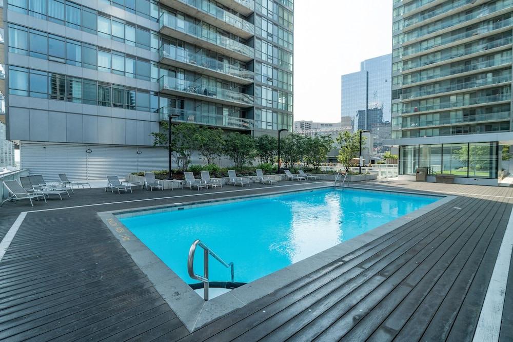 HomeHop - Maple Leaf Square Rooftop Pool