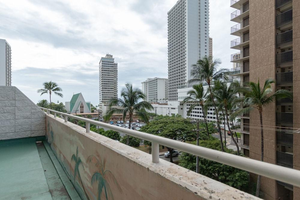 Waikiki Banyan - Pool Deck Level Tower 1 Suite 610 Featured Image
