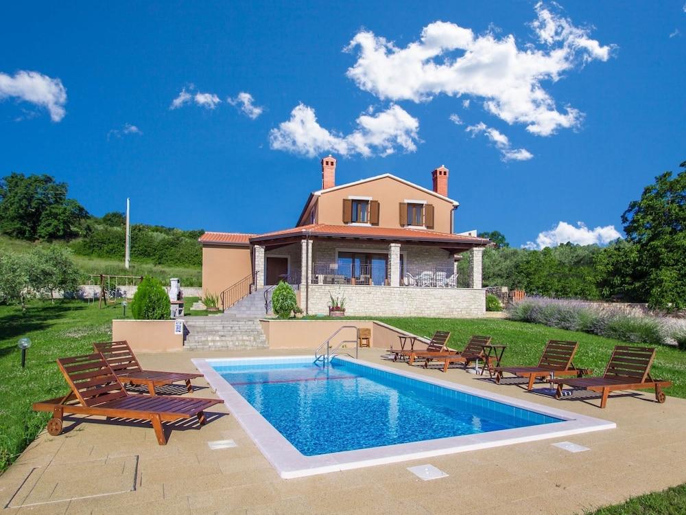 Superb Villa in Karojba With Private Pool