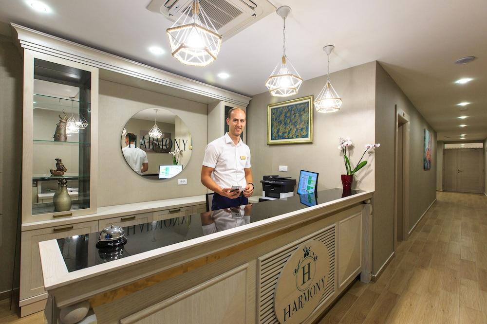 هوتل هاموني من آي كون منطقة الاستقبال