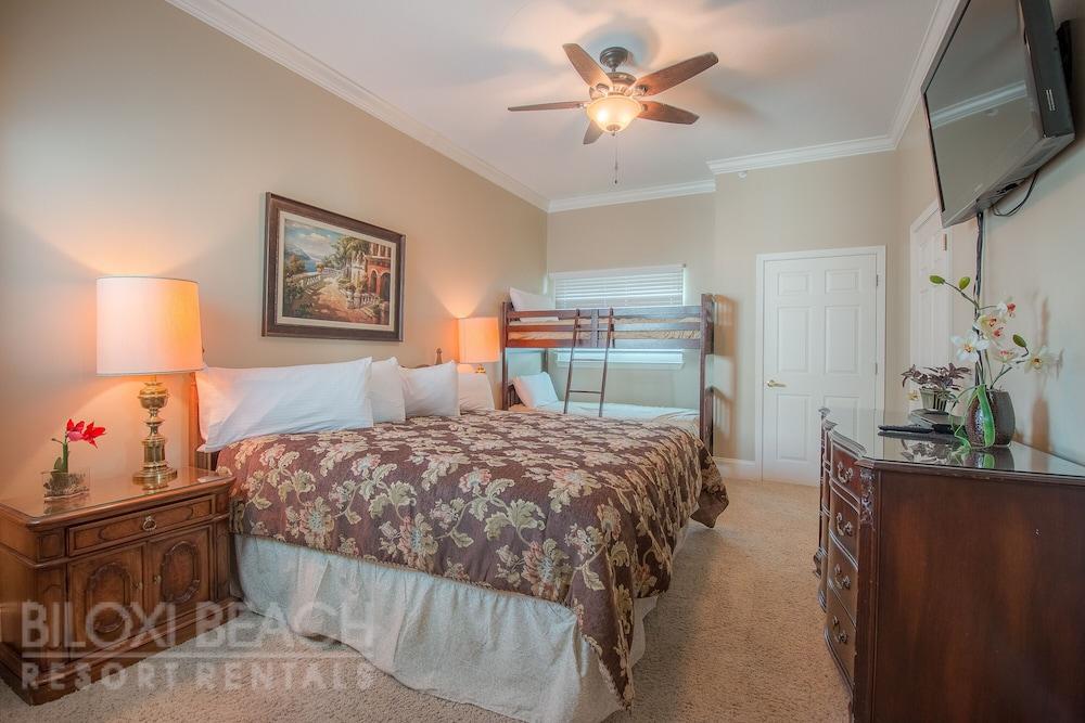 Legacy I 1306 Penthouse Room