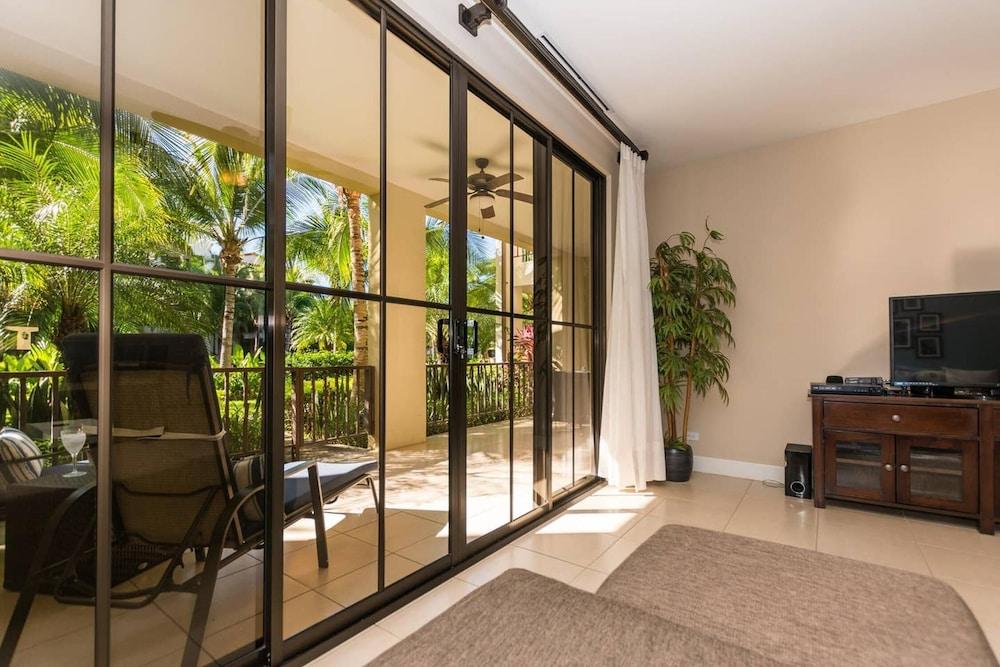 سوانك آرتسي غراوند فلور يونيت إن فرونت أوف ذا بول إن بلاياس ديل كوكو