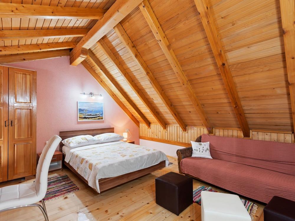 Joyful Apartment in Polača with Swimming Pool Living Room