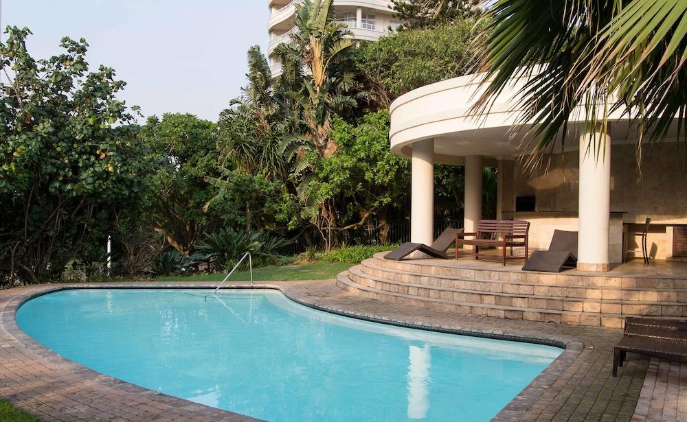302 Oyster Schelles Outdoor Pool