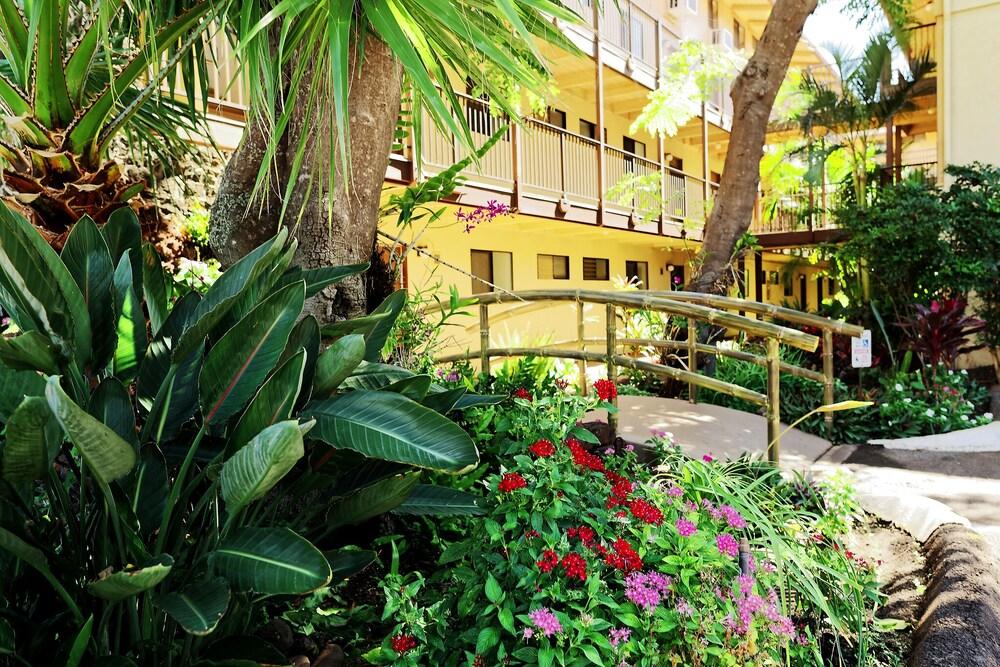Hono Kai A10 Property Grounds
