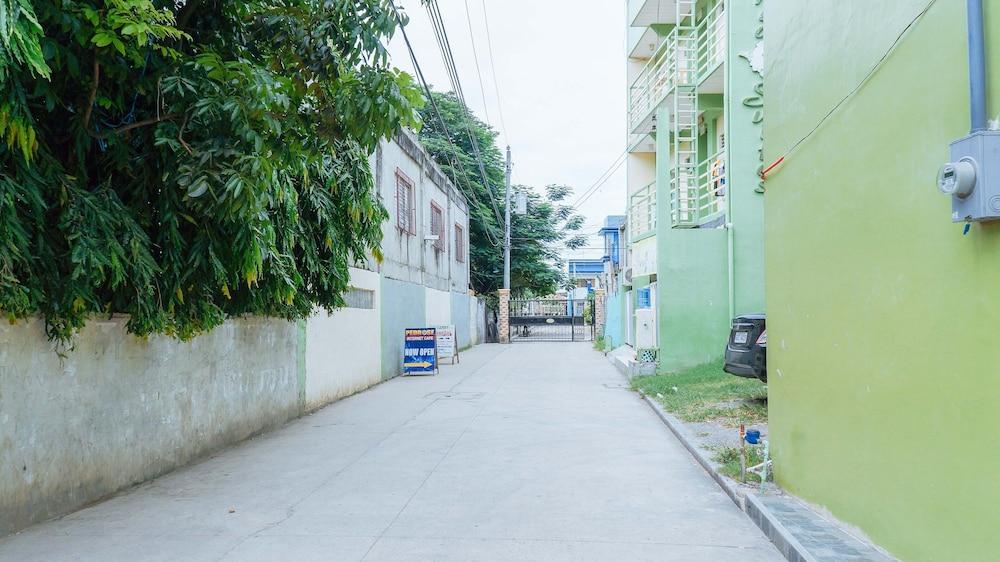 ريد دورز آت دونا خاثينتا باساك مانداوي المنطقة الخارجية