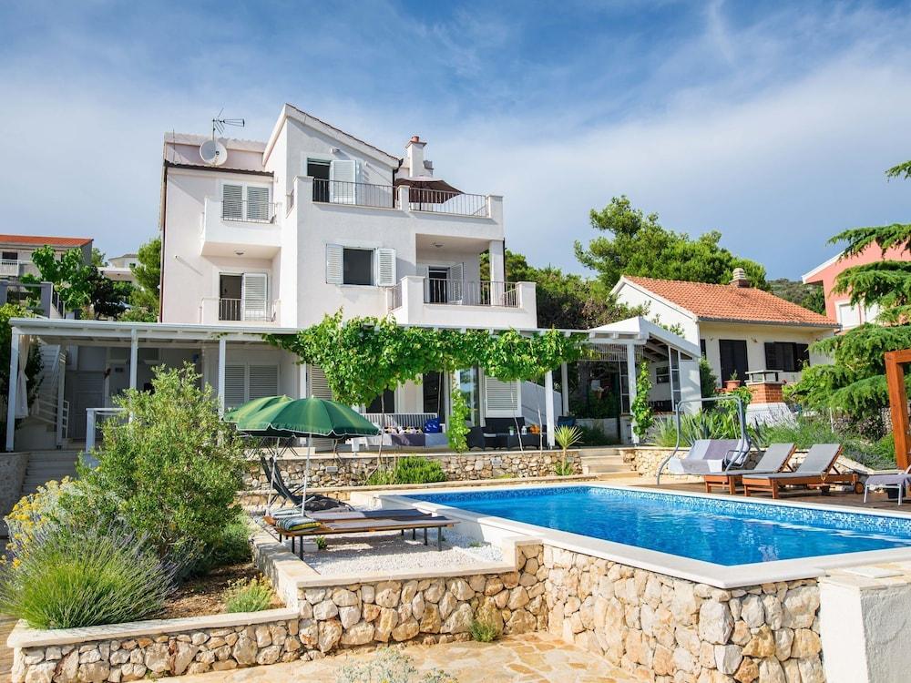 Beautiful Villa at Sevid With Private Swimming Pool
