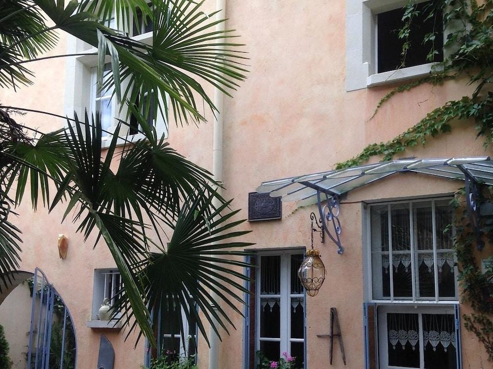 Côte Sud Exterior