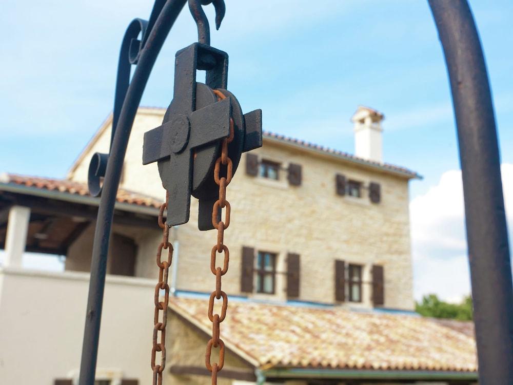 Spacious Villa With Private Swimming Pool in Kanfanar Exterior