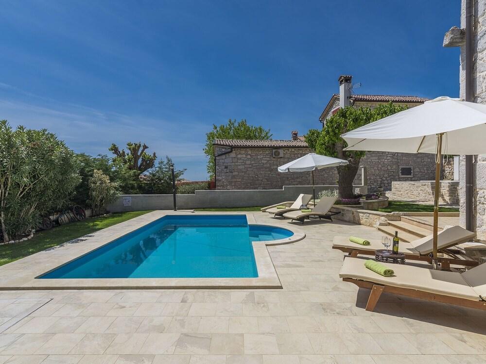 ستون هوليداي هوم ويذ برايفت بول آند فينسد جاردن نير ووتر بارك زحليقة مائية