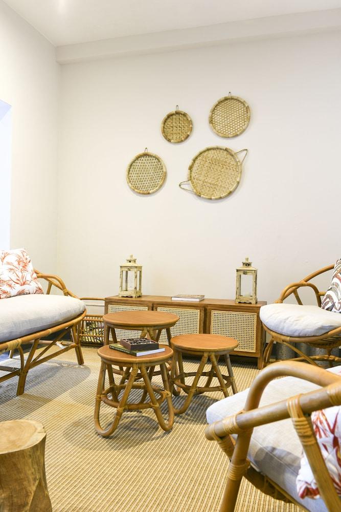 Kaz'alala Hosted B&B Lobby Sitting Area