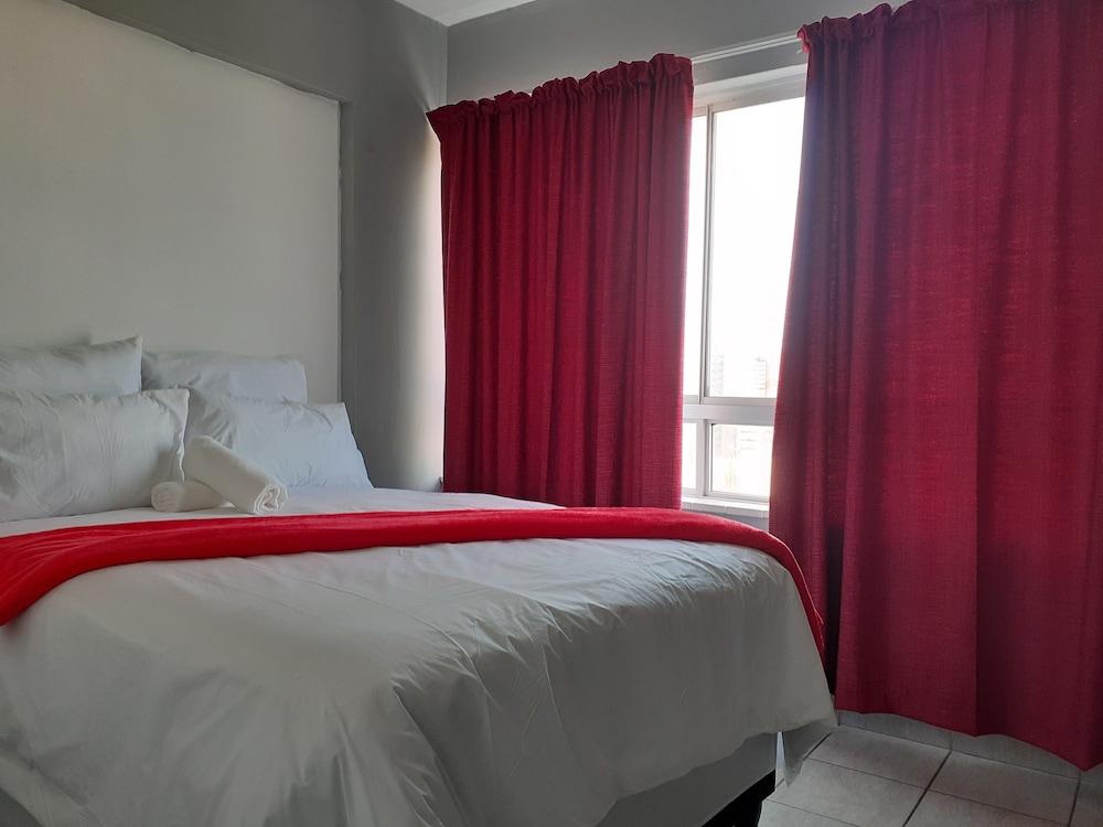 Mthonjeni Residence and Cafe Room