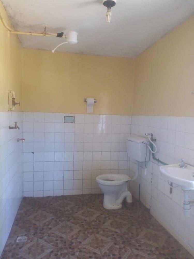 Kikuyu Guest House Bathroom
