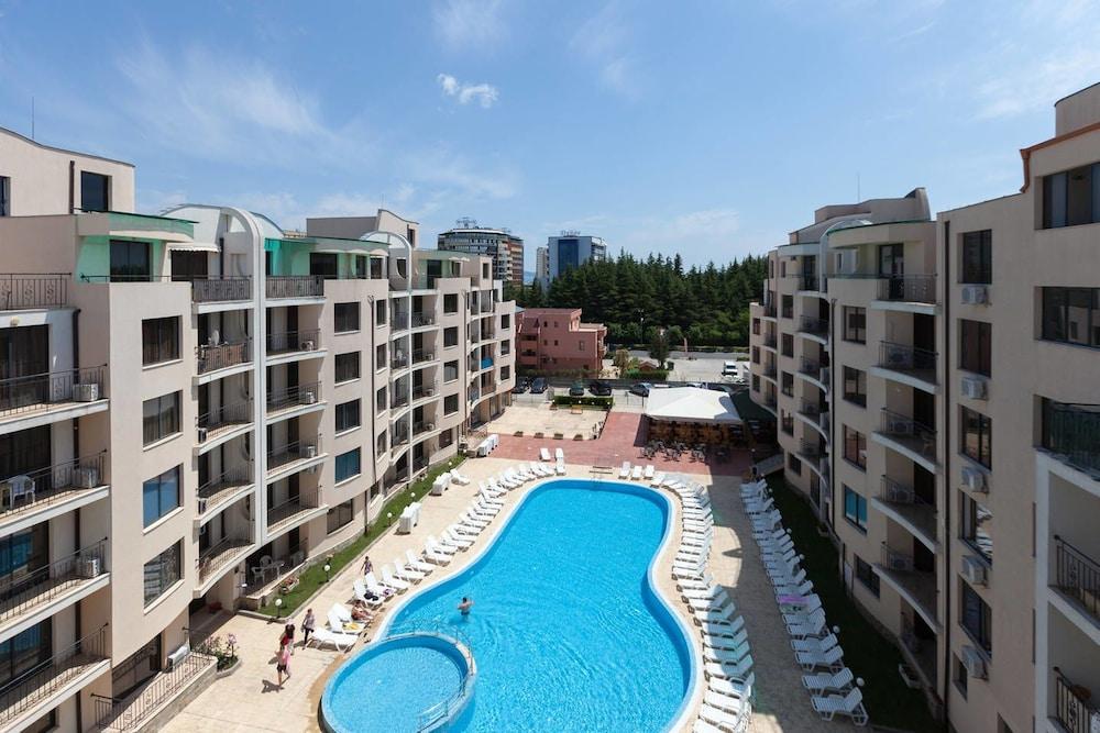 Studio for Family with Kitchenette and Pool view Exterior