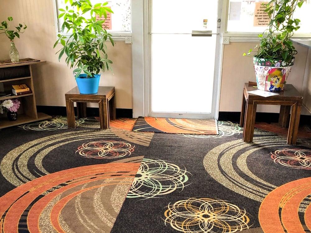 Sun Set Inn Lobby