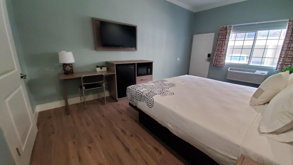 Crestridge Inn Room