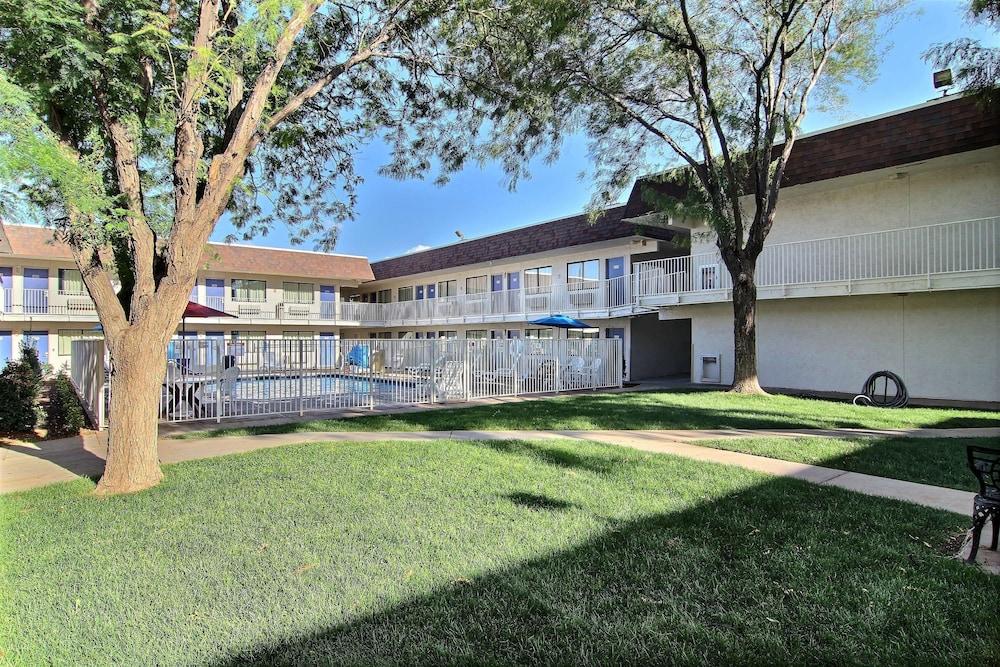 Motel 6 Lubbock, TX Exterior