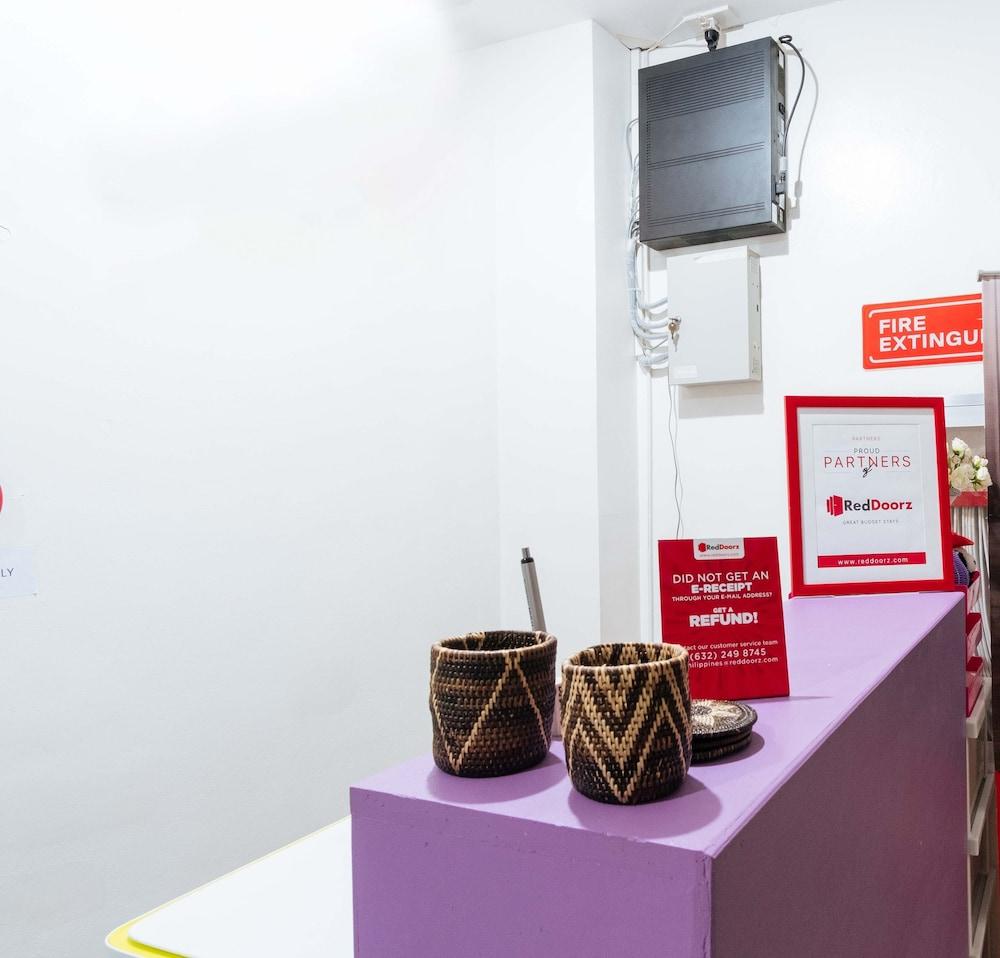 ريد دورز بلس نير روبينسونز بليس مانيلا داخلي